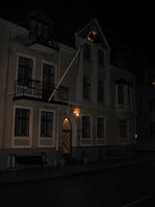 The hotel Scott stayed in.